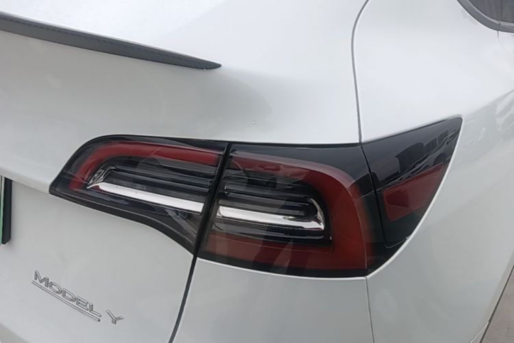 Tesla Model Y 2023 car image #8