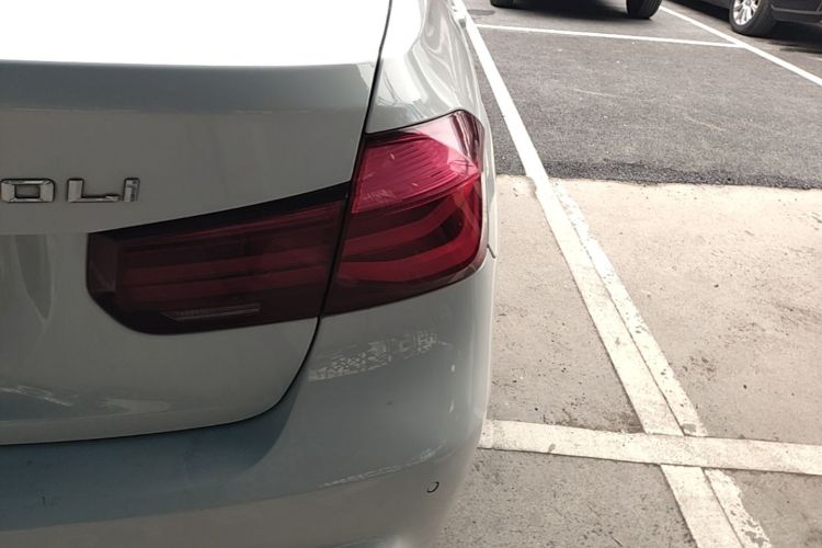 BMW 3 Series 2018 car image #8