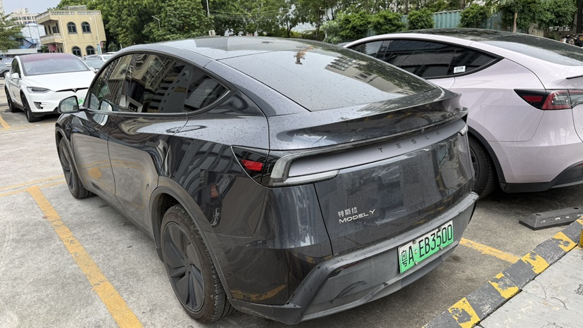 Tesla Model Y 2025 #5 Tesla Model Y 2025 car image #5