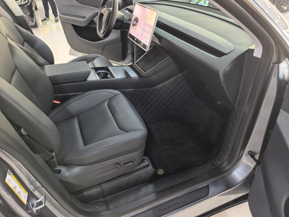 Tesla Model Y 2025 car image #12