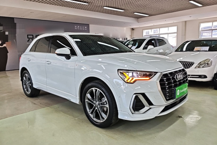 Audi Q3 2021 car image #4