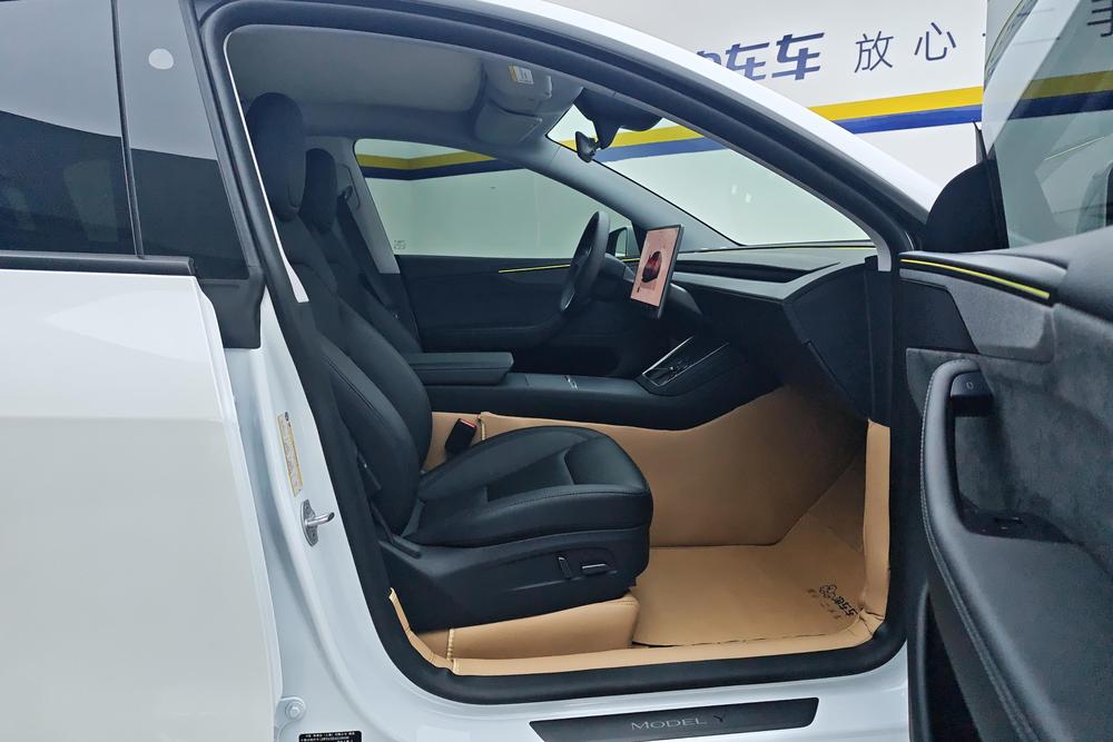 Tesla Model Y 2025 car image #15