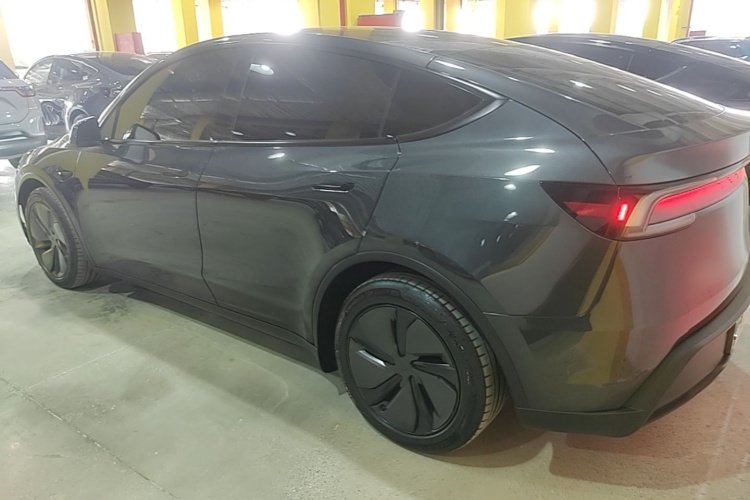 Tesla Model Y 2025 car image #5