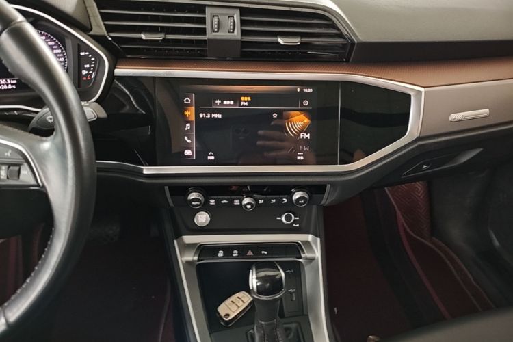 Audi Q3 2020 car image #13