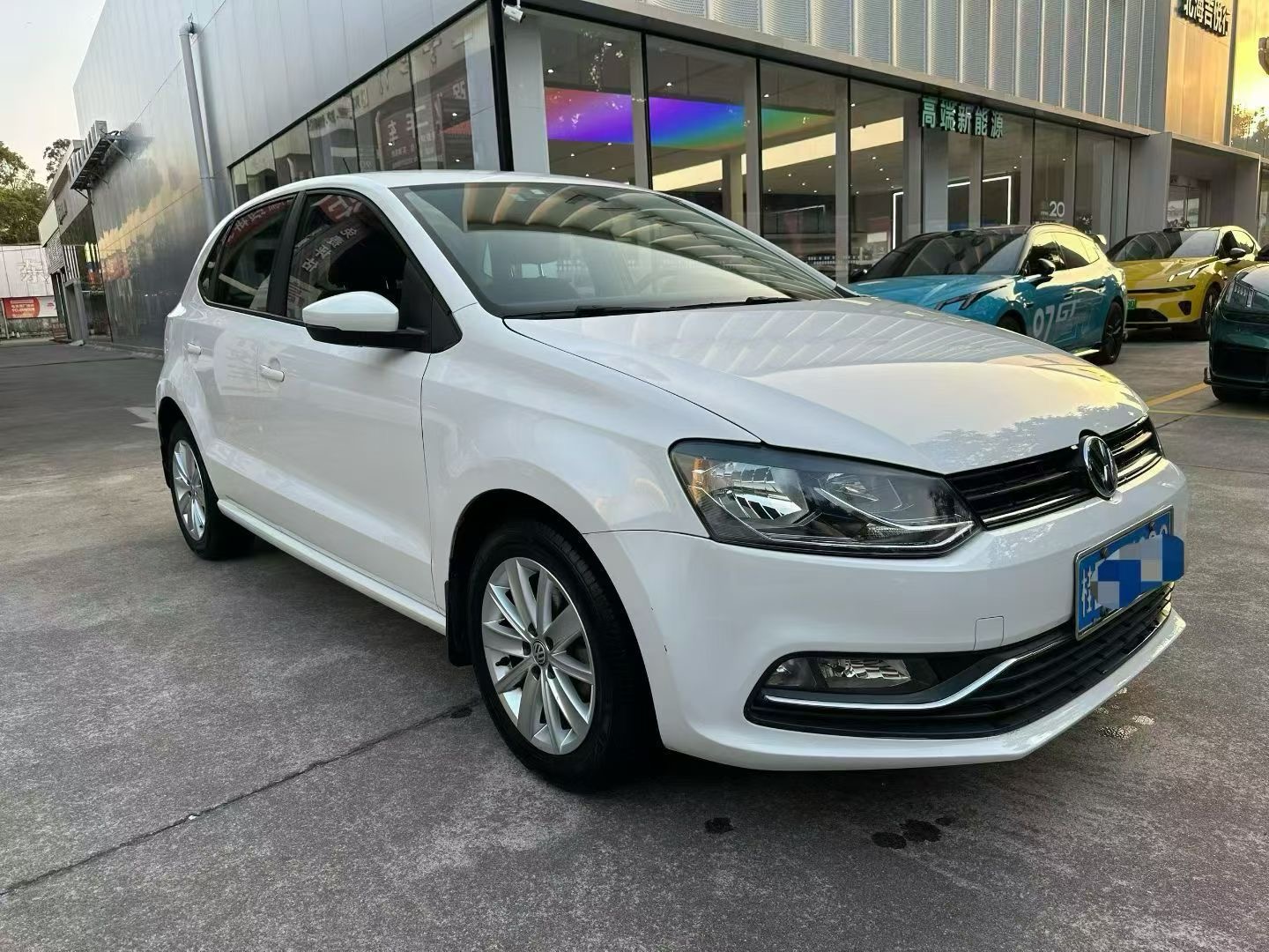 Volkswagen Polo 2015 car image #2
