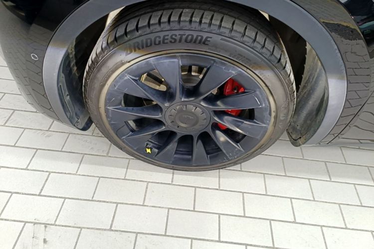 Tesla Model Y 2021 car image #9