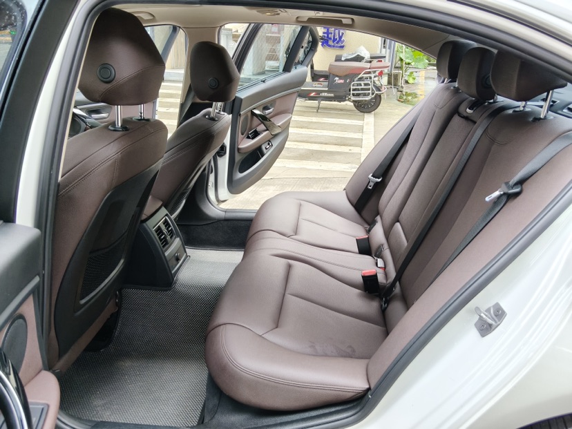 BMW 3 Series 2018 car image #6