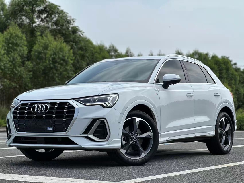 Audi Q3 2023 car image #3