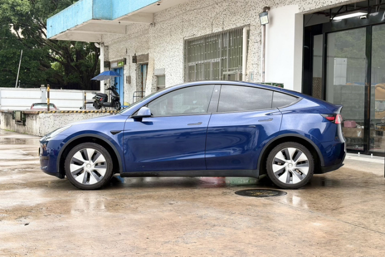 Tesla Model Y 2023 car image #8