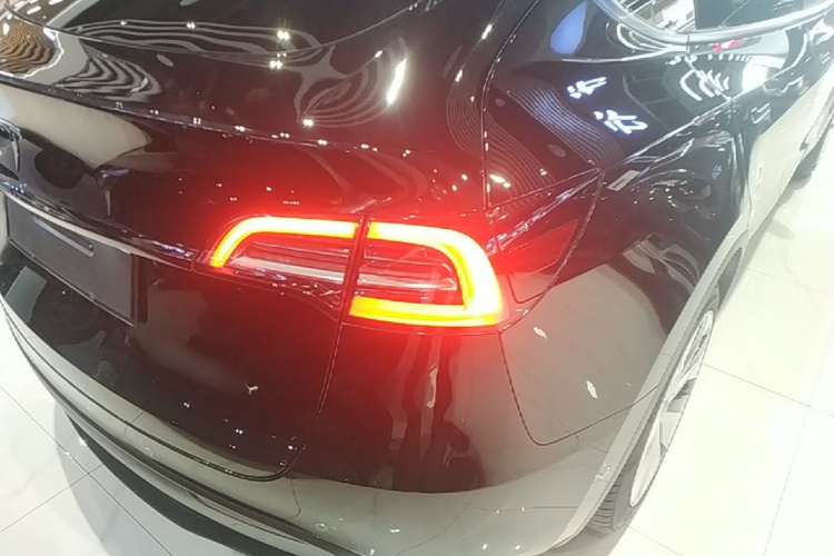 Tesla Model Y 2023 car image #8
