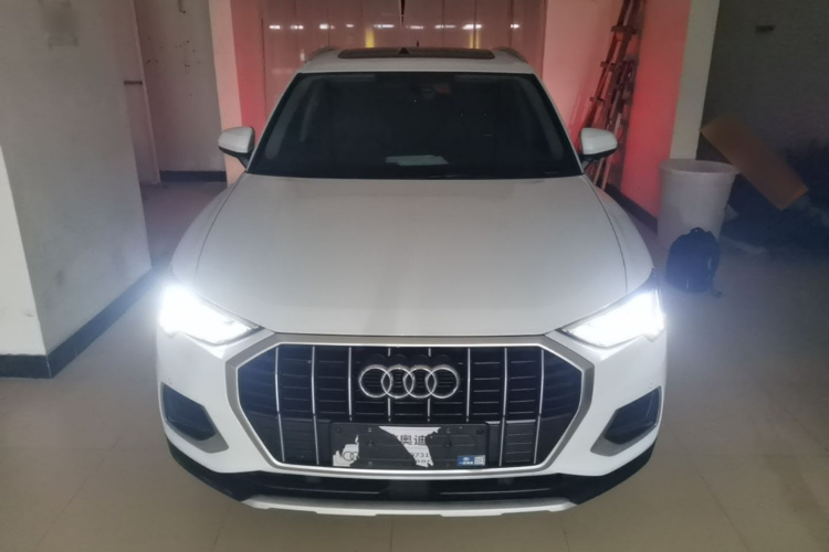 Audi Q3 2022 car image #3