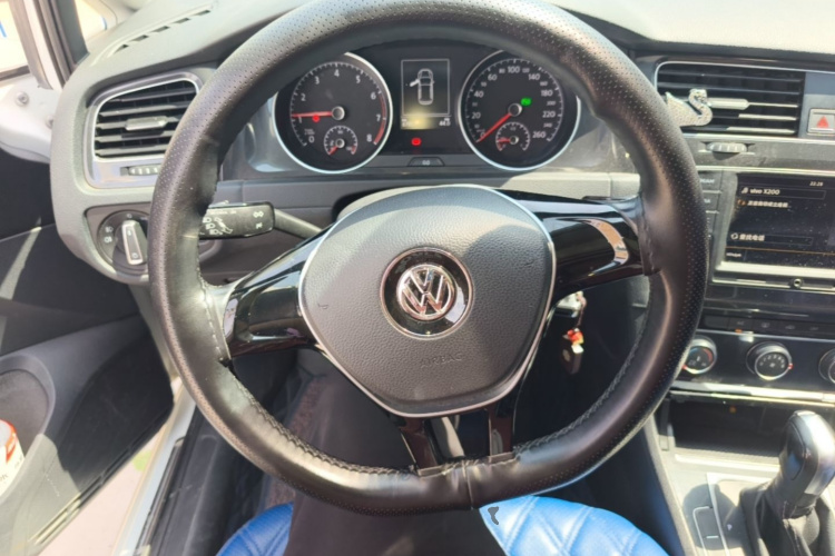 Volkswagen Golf 2017 car image #11