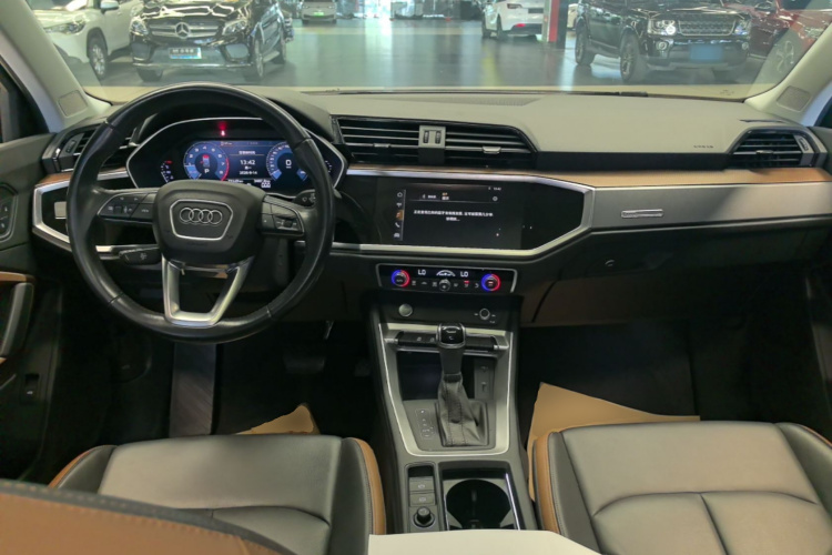 Audi Q3 2020 car image #10