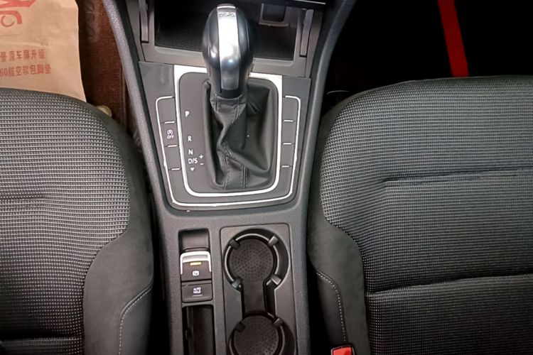Volkswagen Golf 2019 car image #15