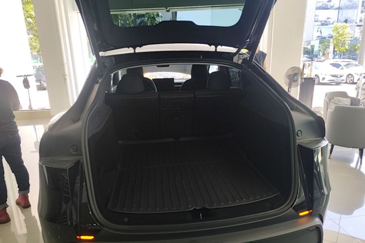 Tesla Model Y 2025 car image #21