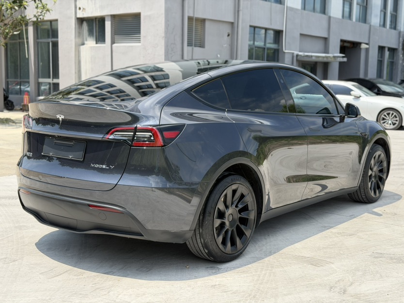 Tesla Model Y 2024 car image #9