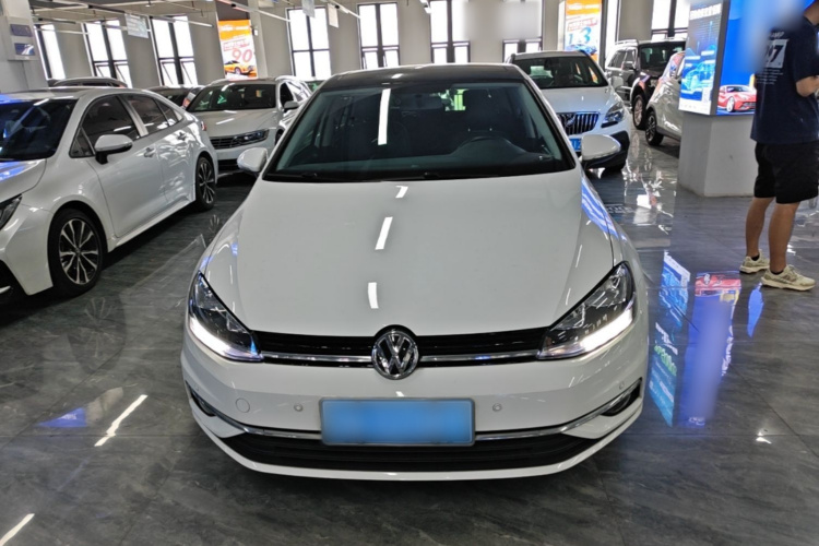 Volkswagen Golf 2019 car image #3