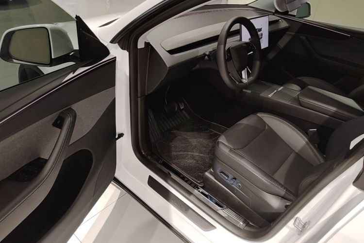 Tesla Model Y 2025 #16 Tesla Model Y 2025 car image #16