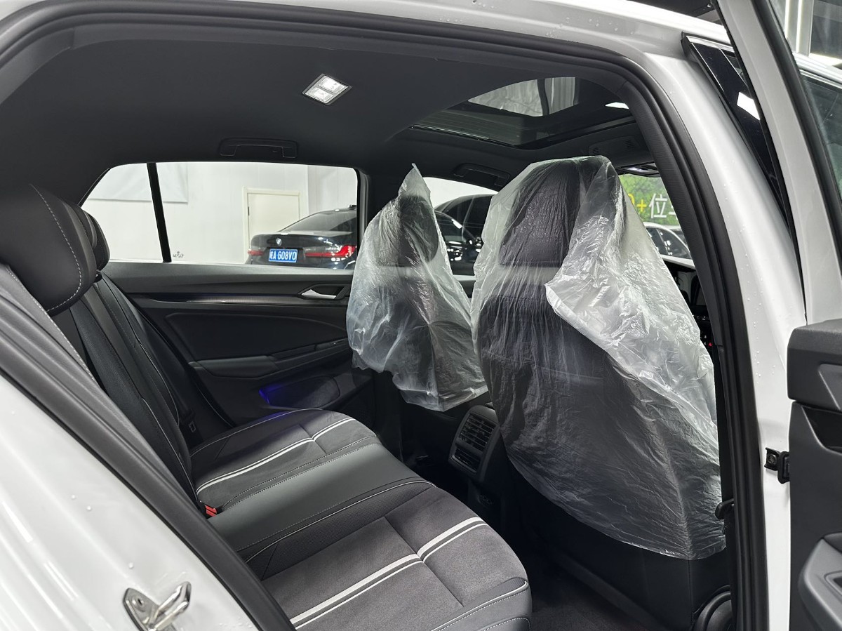 Volkswagen Golf 2023 car image #6