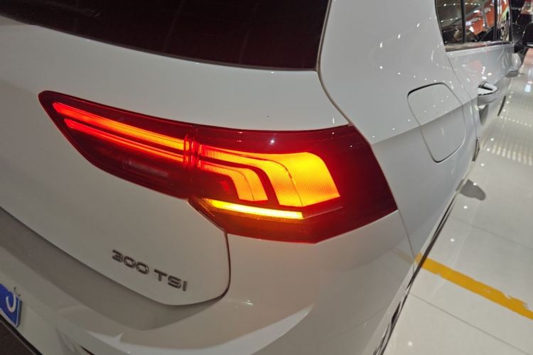 Volkswagen Golf 2025 car image #8