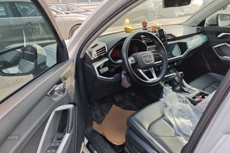 Audi Q3 2020 car image #18