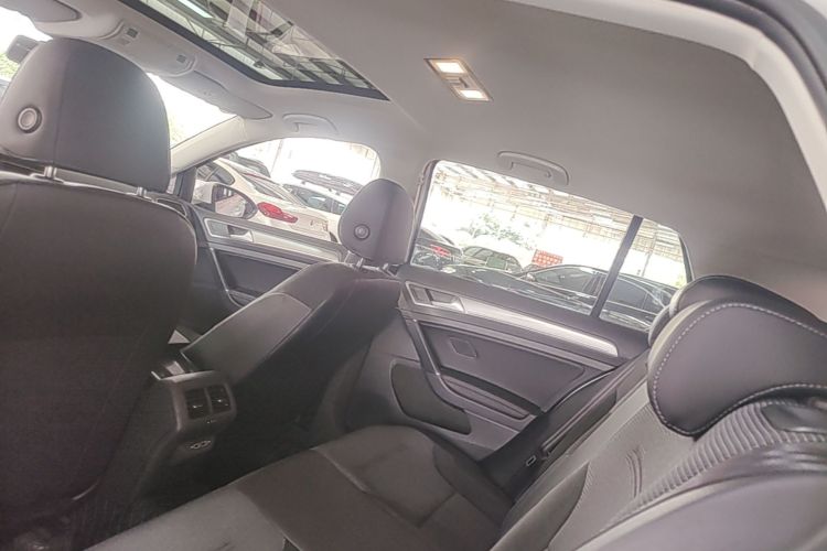 Volkswagen Golf 2019 car image #18