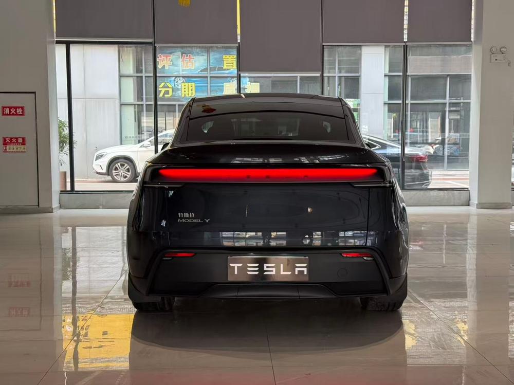 Tesla Model Y 2025 car image #5