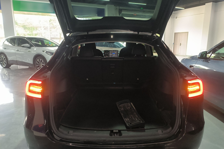 Tesla Model Y 2024 immagine di auto #19