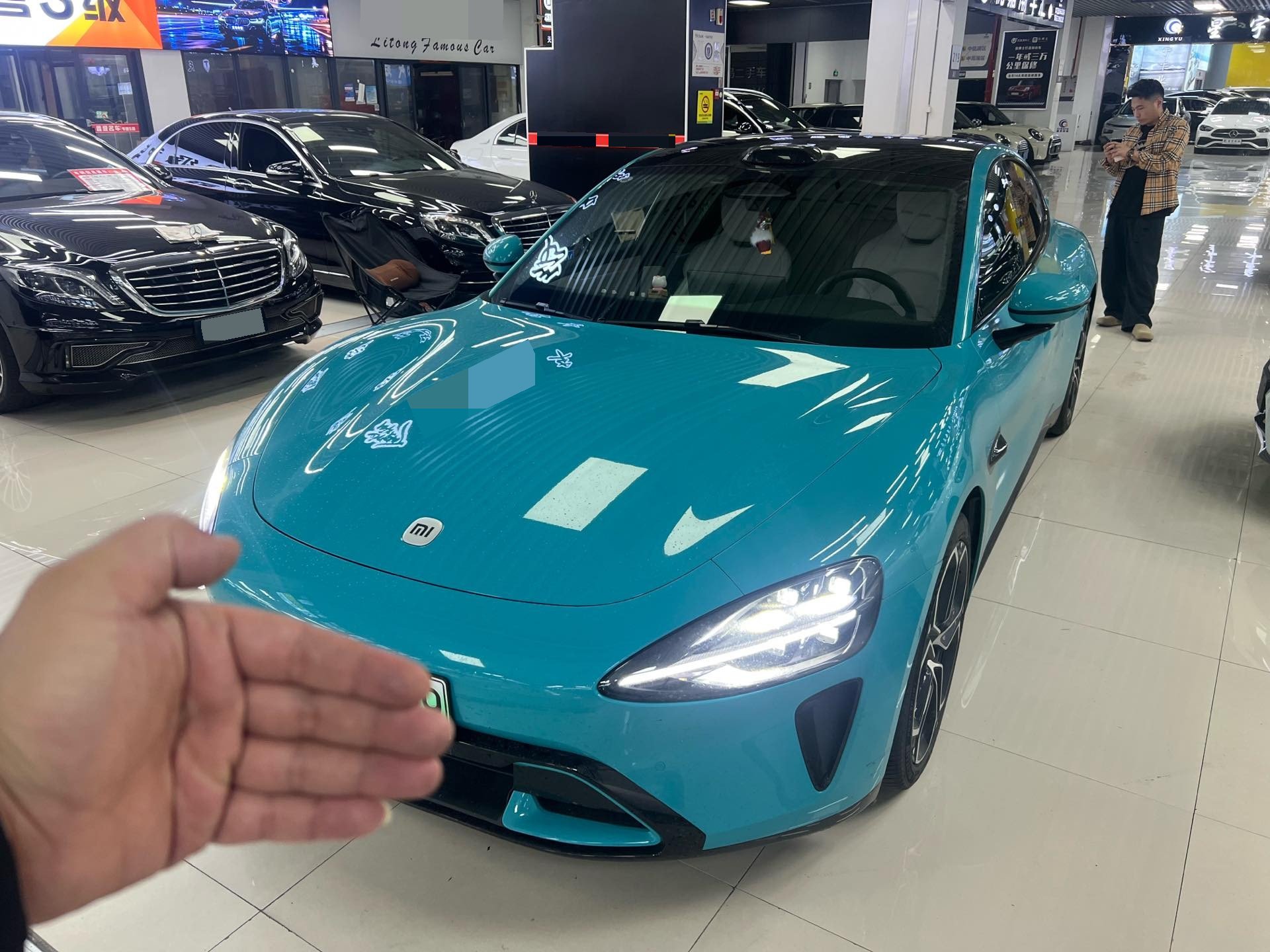 MI SU7 2024 immagine di auto 