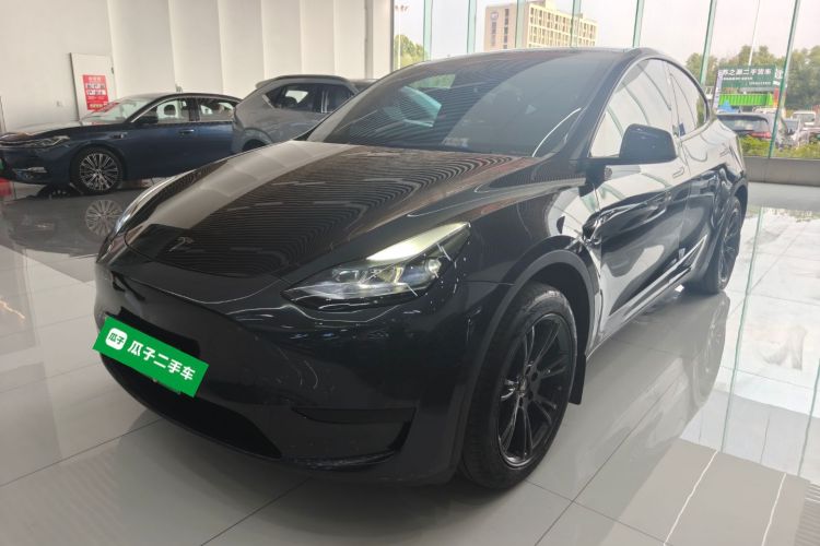 Tesla Model Y 2025 #2 Tesla Model Y 2025 car image #2