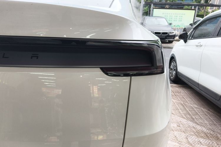 Tesla Model Y 2025 #8 Tesla Model Y 2025 immagine di auto #8