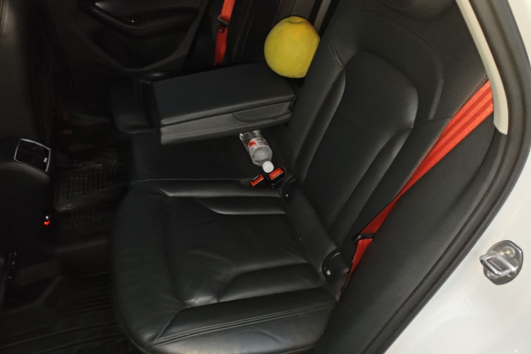 Audi Q3 2016 car image #17