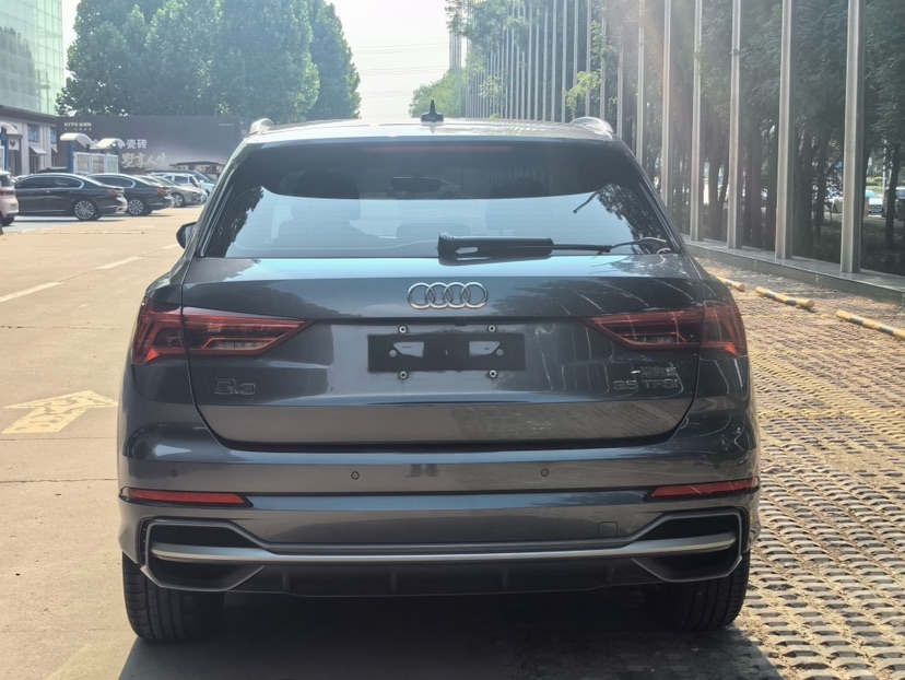 Audi Q3 2022 car image #4