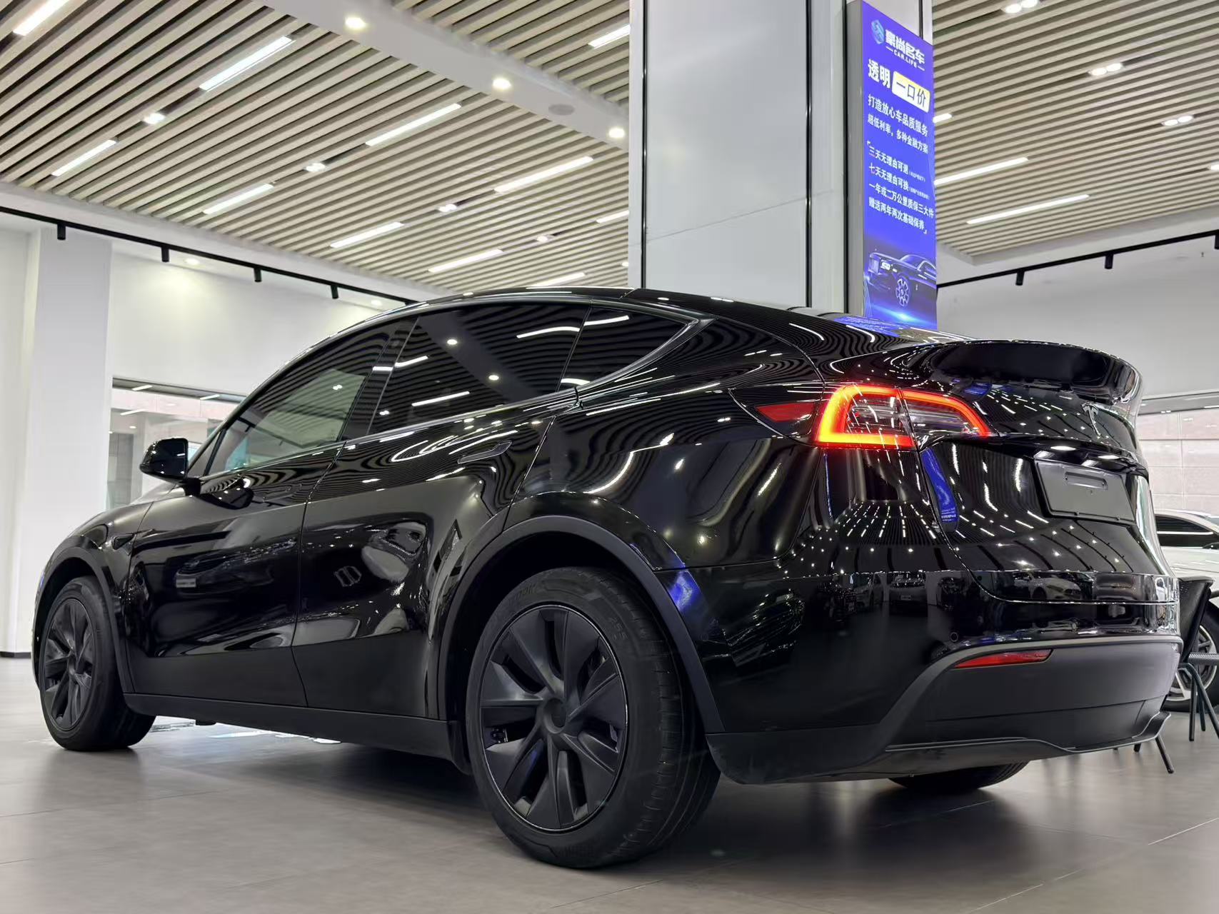 Tesla Model Y 2023 #6 Tesla Model Y 2023 car image #6