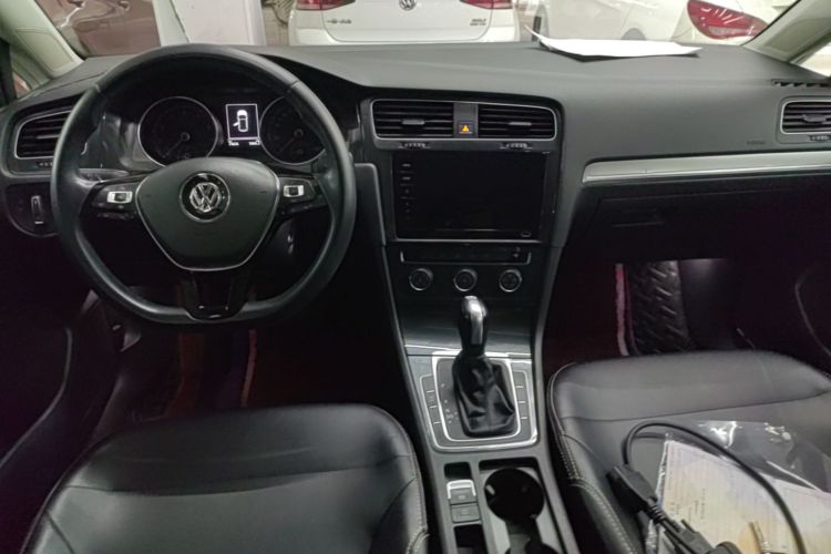 Volkswagen Golf 2020 car image #10