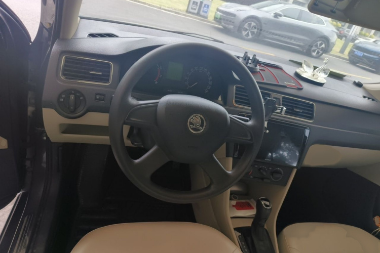 Skoda Rapid 2014 #15 Skoda Rapid 2014 image de voiture #15