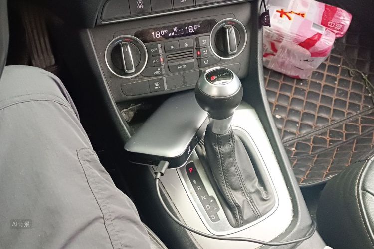 Audi Q3 2018 car image #16