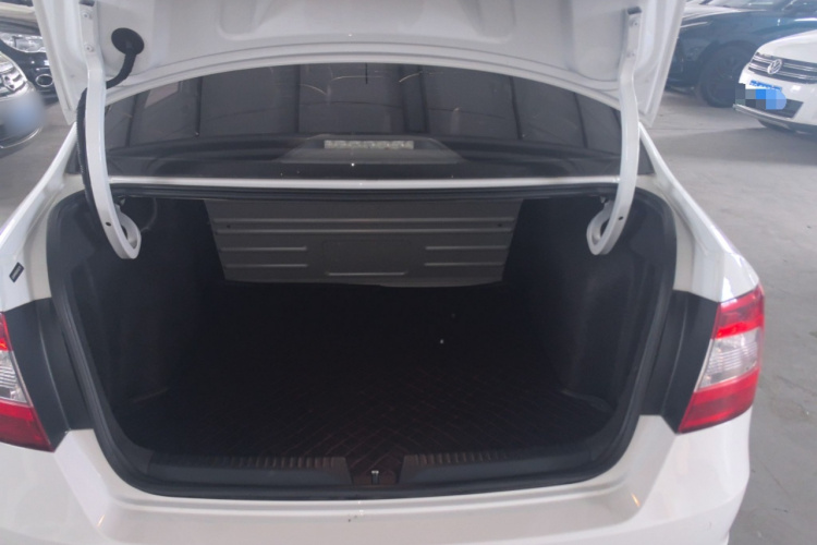 Skoda Rapid 2017 image de voiture #19