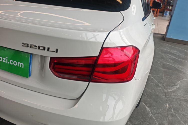 BMW 3 Series 2019 car image #8