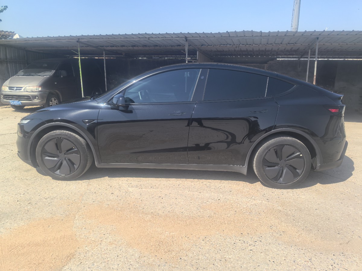 Tesla Model Y 2025 #2 Tesla Model Y 2025 car image #2