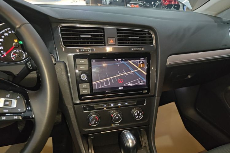 Volkswagen Golf 2019 car image #13