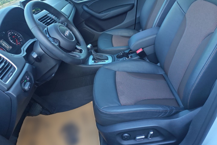 Audi Q3 2016 car image #15
