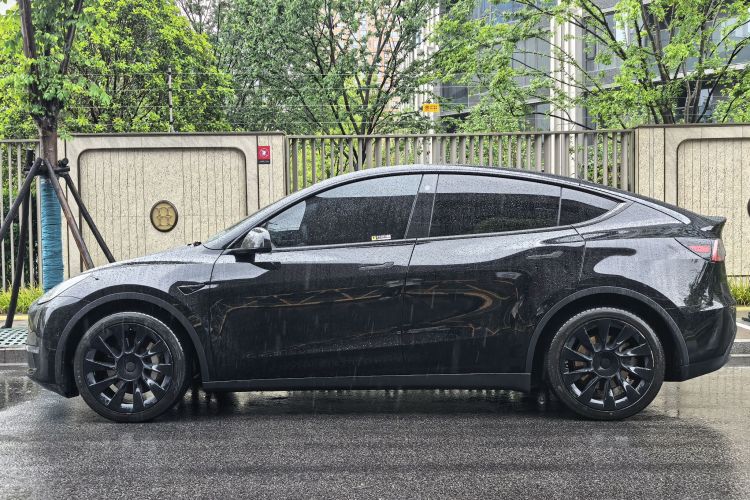 Tesla Model Y 2021 #4 Tesla Model Y 2021 car image #4