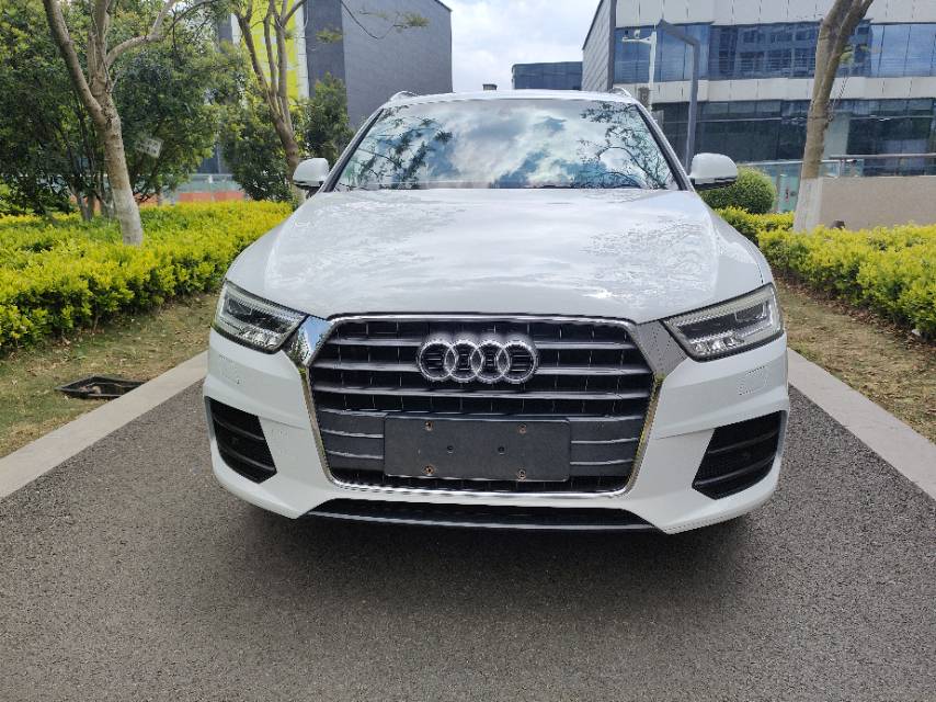 Audi Q3 2019 car image #2
