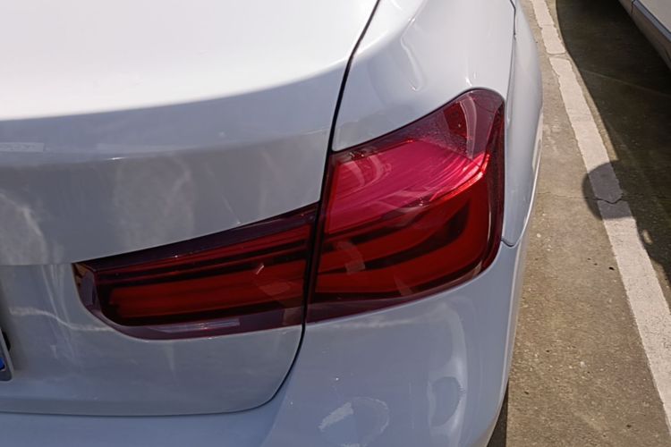 BMW 3 Series 2018 car image #8