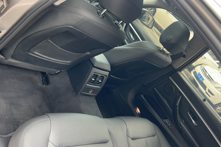 BMW 3 Series 2018 car image #22