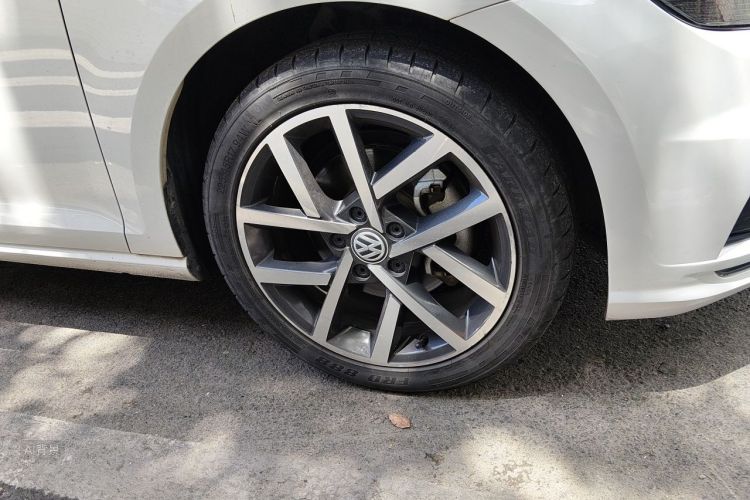 Volkswagen Golf 2020 car image #9