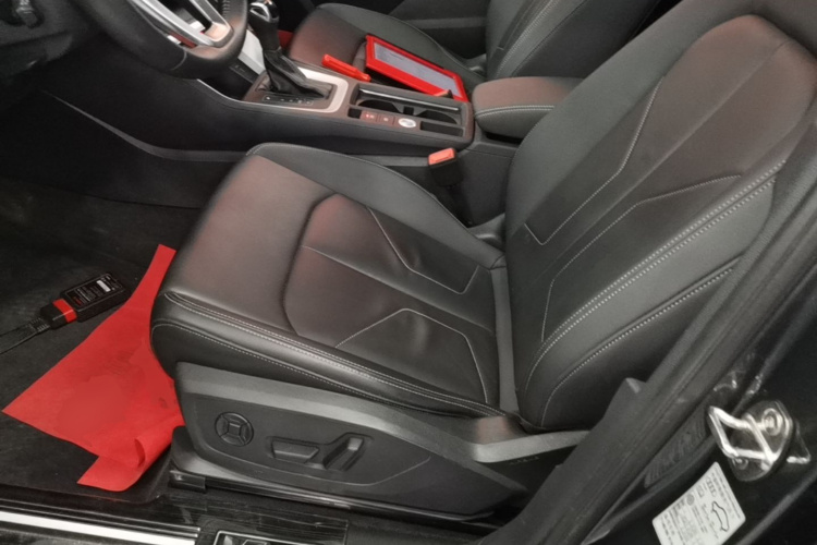 Audi Q3 2020 car image #15