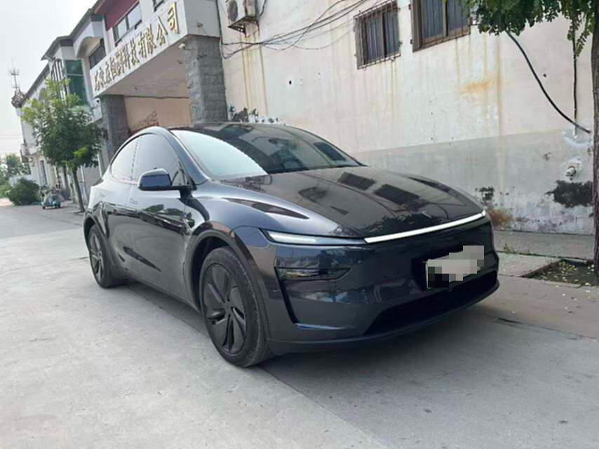Tesla Model Y 2025 #4 Tesla Model Y 2025 car image #4