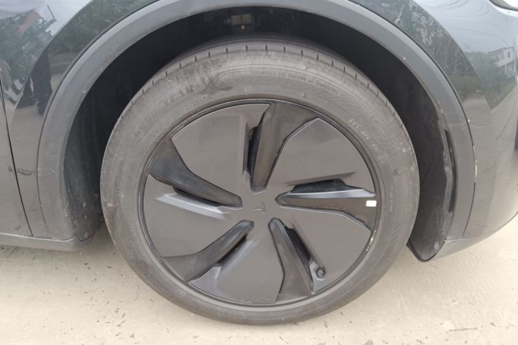 Tesla Model Y 2025 car image #6